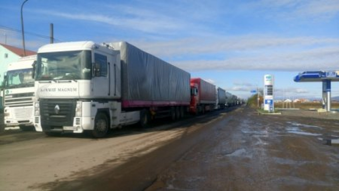 На Закарпатті - трикілометрова черга з фур, водії обурені!
