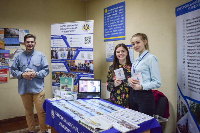 Рятувати життя, забезпечувати порядок, створювати шедеври: як в Ужгороді презентували плюси й мінуси різних  професій