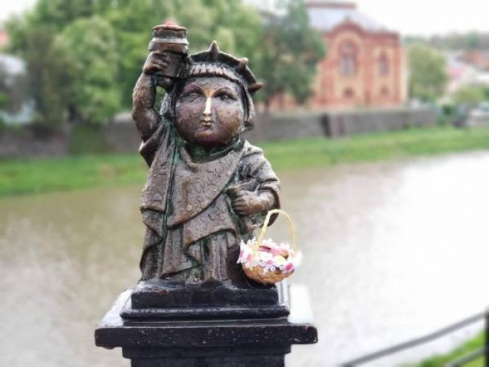 Міні-скульптурки в Ужгороді прикрасили великодніми кошиками (Фото)