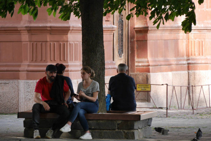 У популярному серед ужгородців місці – "під коштами" – оновлено лавиці (ФОТО)