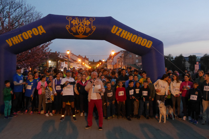 Нічний забіг на «Сакура-фест» в Ужгороді: містом промчало 200 учасників (ФОТО)
