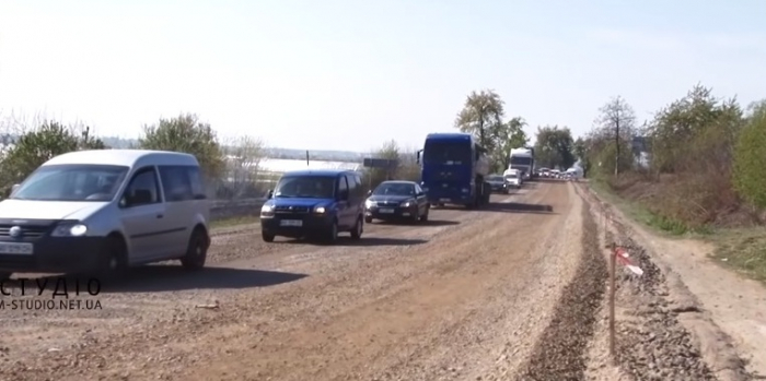 Дорогу «Мукачево-Рогатин» з суцільними багаторічними вибоїнами продовжують ремонтувати