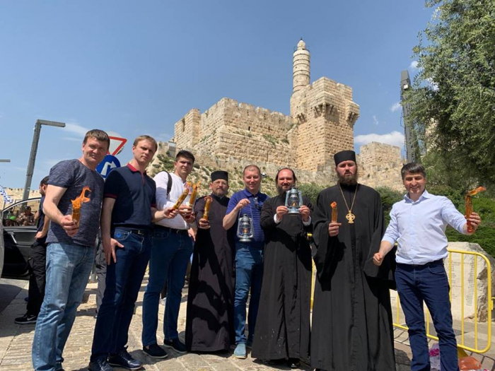 Благодатний вогонь зійшов у Єрусалимі і вже летить до Ужгорода (ФОТО, ВІДЕО)