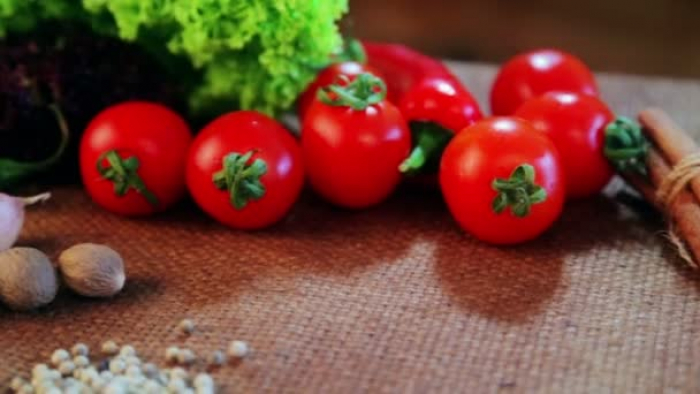 На закарпатських ринках уже продають ранню городину! Чи кусаються ціни? (ВІДЕО)