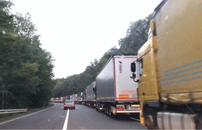 Черга перед КПП "Ужгород" сягає 3 км. Скільки фур проходить за добу?