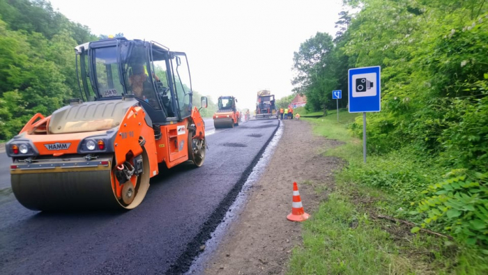 На ділянці міжнародного шляху "Київ-Чоп" укладають вирівнюючий шар асфальту: як це виглядає?