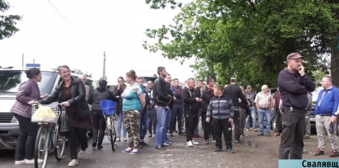 Жителі сіл Керецьки та Березники на Свалявщині перекрили дорогу (ВІДЕО)