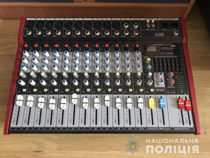 У Мукачеві колишній учень залишив школу без музичного мікшера, вартістю близько 15 тис. гривень
