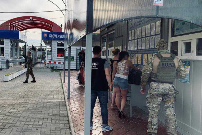 Завербувала жінок для сексуально експлуатації: правоохоронці підозрюють 29-річну ужгородку