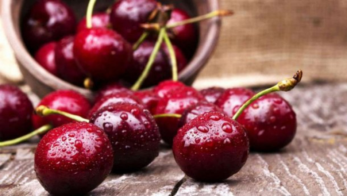 Нарешті достигла: любителі черешні вже можуть поласувати першими солодкими плодами на Закарпатті