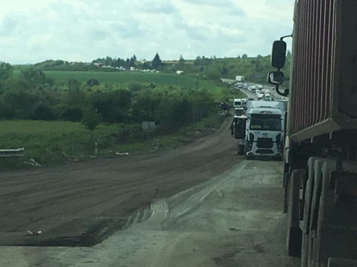 На трасі Київ-Чоп ускладнено рух – ремонтні роботи (ФОТО, ВІДЕО)