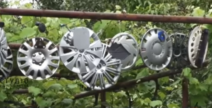 Мукачівечь зібрав колекцію загублених водіями покришок на "дорозі в Європу"