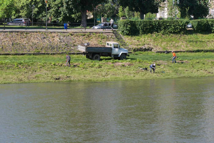 Робочі плани ужгородських працівників-комунальників на сьогодні: косять, прибирають, ремонтують