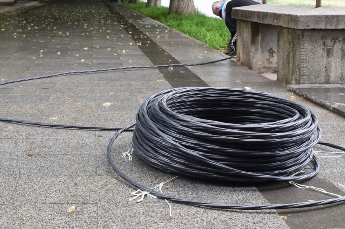 Косять траву, прибирають території, прокладають кабель: чим зайняті працівники-комунальники в Ужгороді