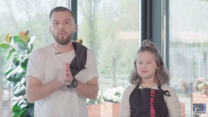 «Готуй Без Обмежень»: відомий співак приготував з донькою лечо по-закарпатськи