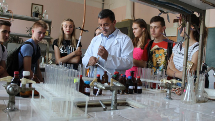 Декан хімфаку УжНУ Василь Лендєл: Перспективи теперішніх випускників факультету вражають