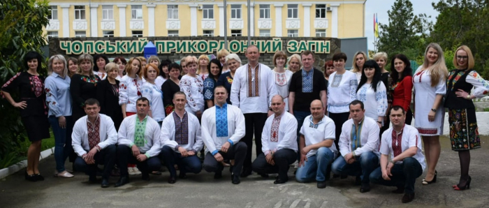 Із військової форми - в національний одяг: закарпатські прикордонники також святкують День вишиванки