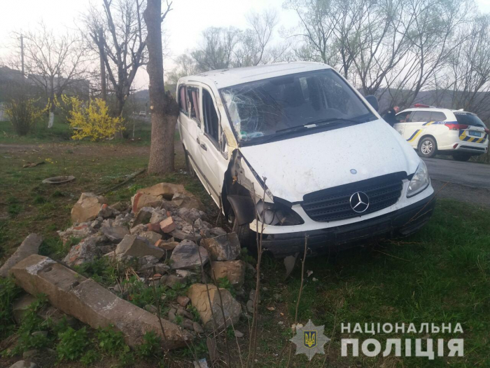 На Великоберезнянщині п’яний водій розтрощив мікроавтобус, врізавшись в дерево