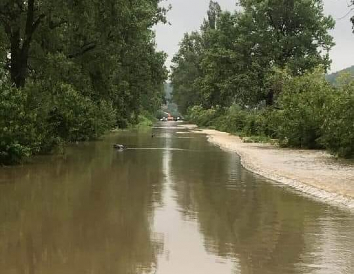 На Іршавщині через підтоплення перекрита дорога Мукачево-Рогатин