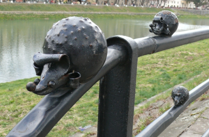 Закарпаття в мініатюрі: що шукають на перилах набережної в Ужгороді "їглавські їжаки"