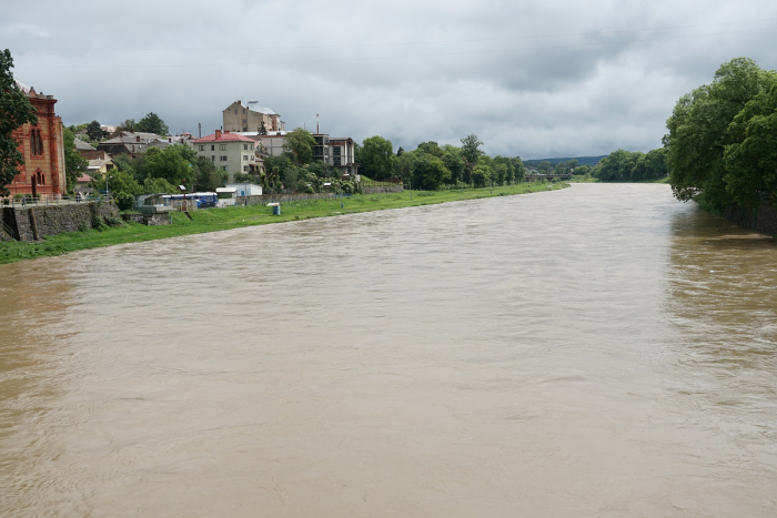 Уж загрожує вийти з берегів, але дамби ще стримують велику воду