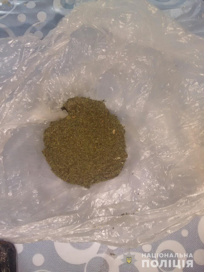 На Рахівщині місцевий мешканець зберігав удома наркотики та зброю