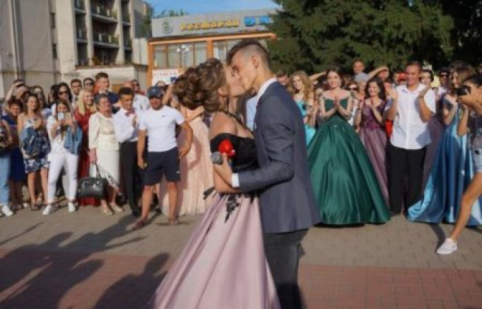 Закарпатець освідчився коханій під час випускного