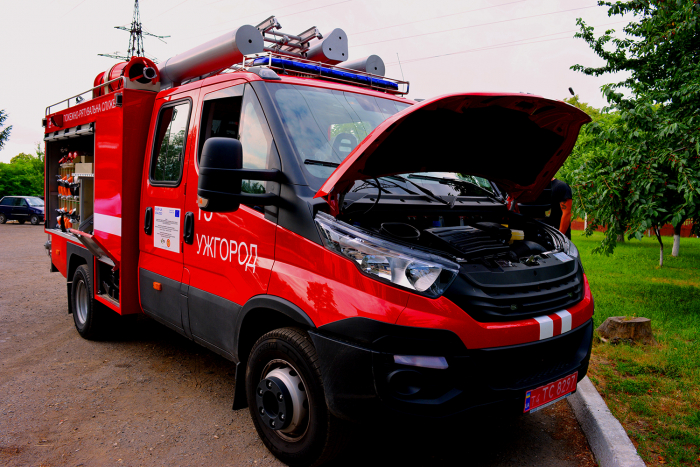 Ужгородські рятувальники отримали сучасний пожежний автомобіль
