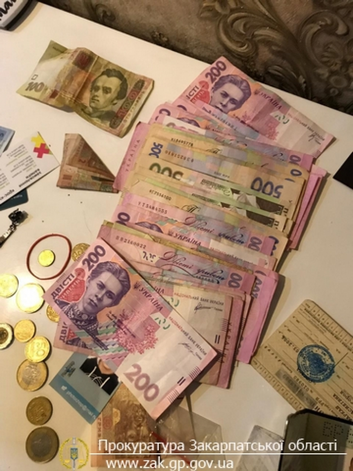 Налагодили цілу систему збуту наркотичних речовини: що виявили в домівках підозрюваних?