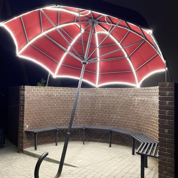 Нова цікавинка Ужгорода: автобусна зупинка у формі парасольки (ФОТО)