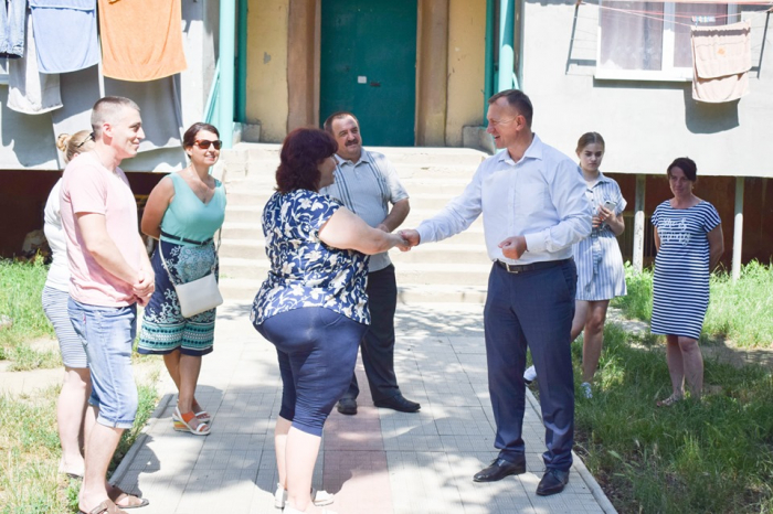 Ремонт даху однієї з багатоповерхівок в Ужгороді - на завершальному етапі