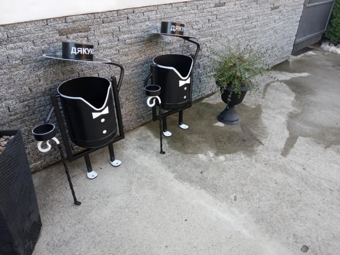 Незвично та креативно: у Закарпатті з'явилися смітники-"джентельмени"