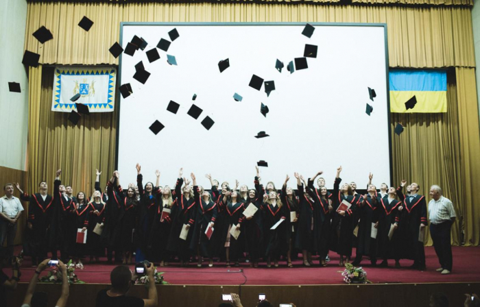 В Ужгороді вручили дипломи понад 60 магістрам фізики