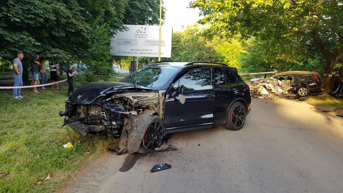 Резонансне ДТП в Ужгороді: слідчі чекають для показів власника Porsche
