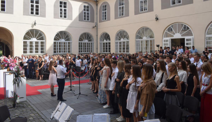 Креативно та емоційно: в Ужгороді та Мукачеві відбулися паради випускників