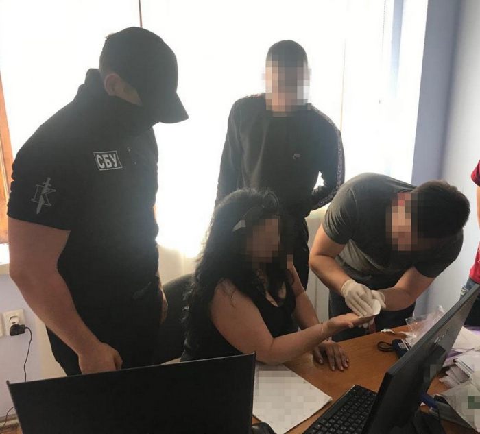 На Закарпатті затримали чиновницю, яка брала хабарі за сприяння в реєстрації нерухомого майна
   