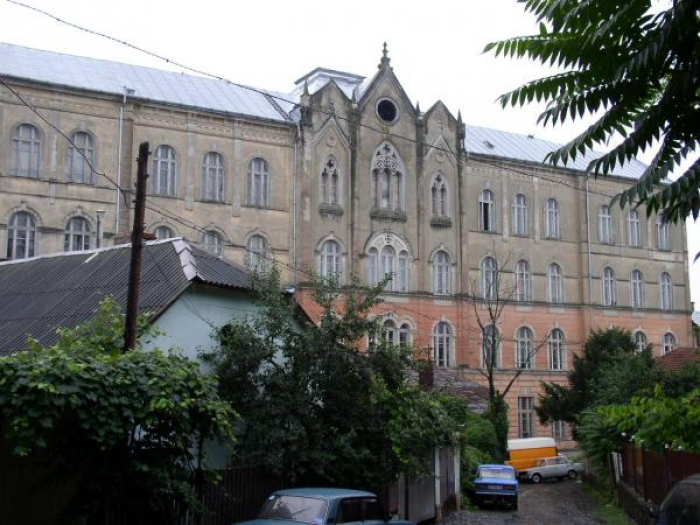 Чи справді ремонт фасаду фізфаку УжНУ роблять пінопластом? (ВІДЕО)