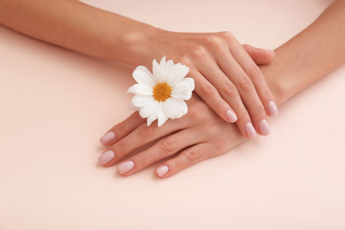 Особливості догляду за нігтями в літній період