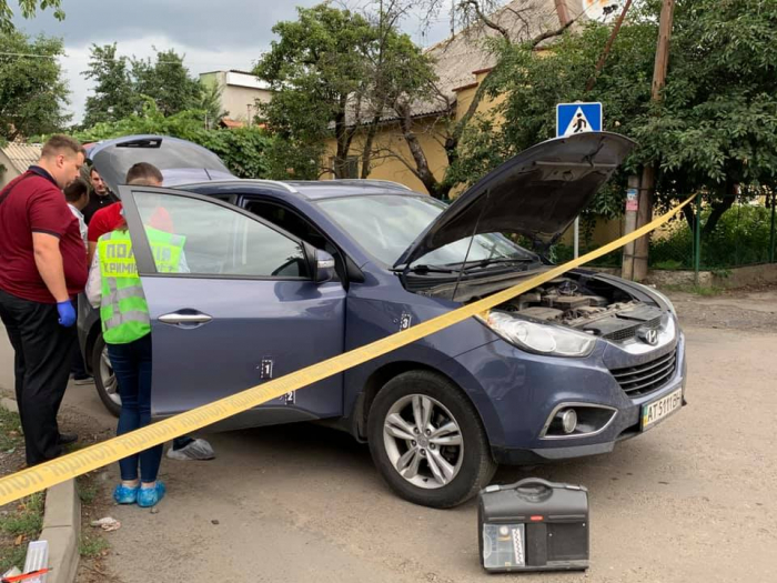 Обстріл автомобіля начальника управління захисту економіки в Ужгороді. Що відомо (ФОТО)