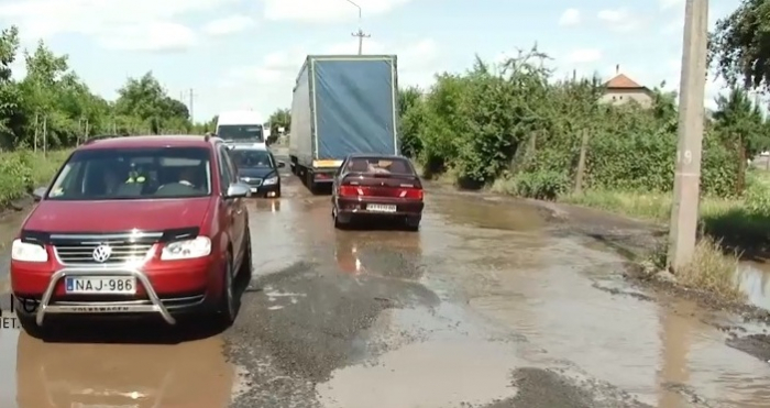 Водії про закарпатські дороги – такого жаху ще не було ніколи (ВІДЕО)