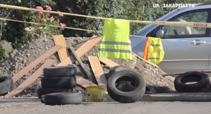 Жителі Виноградова перекривали місцеву дорогу до КПП "Дяково"