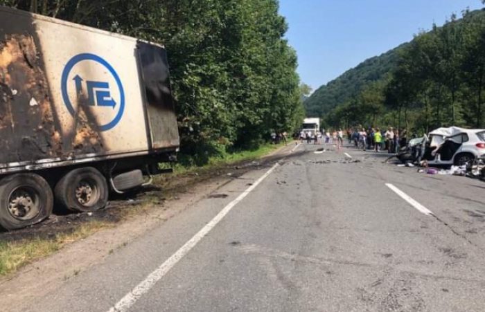 Жахлива ДТП неподалік Сваляви: після зіткнення вантажівки та легковика – троє загиблих