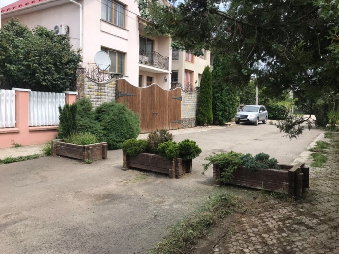 Триває демонтаж дерев'яних клуб на одній із вулиць Ужгорода