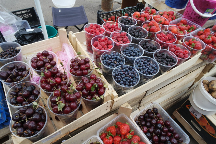 Сезонні смаколики: за скільки закарпатці зможуть купити гриби та ягоди на ринках