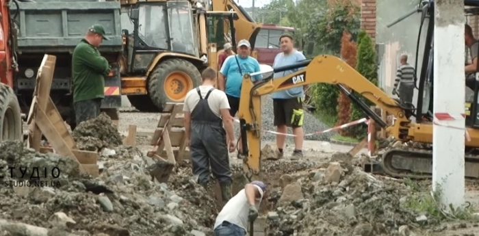 Якийсь вуличний парадокс відбувається у Мукачеві (ВІДЕО)