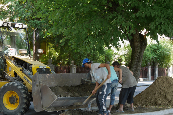 На набережній Незалежності знову "кипить" робота: облаштовують зелені зони