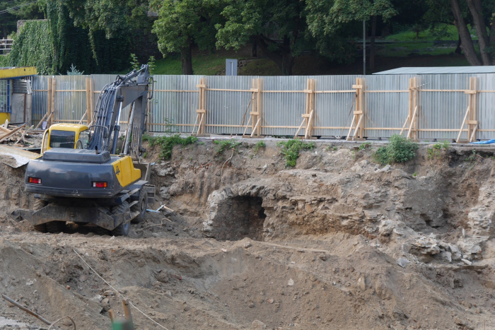 До нещодавно знайдених підвалів у центрі Ужгорода знайшли ще один вхід