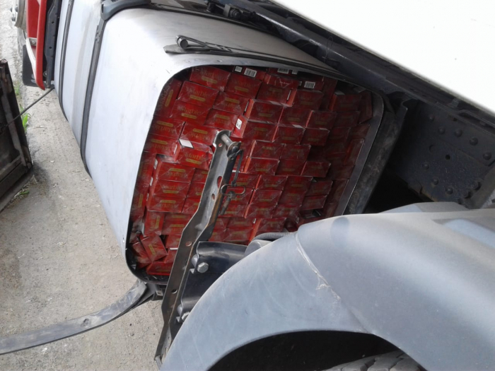 Закарпатські митники не дали іноземцю вивезти велику партію цигарок (ФОТО, ВІДЕО)