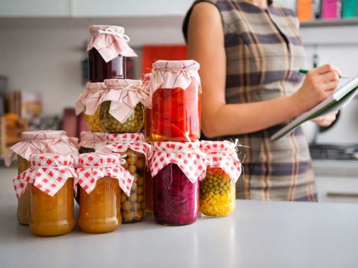 Сезон консервації на Закарпатті: що порядні ґаздині закривають у банки на зиму?