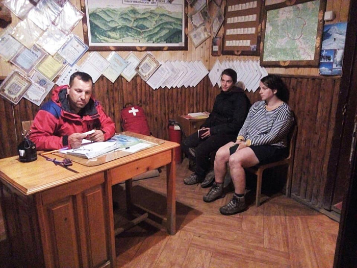 Закарпатські рятувальники допомогли двом туристкам з Німеччини, які блукали в горах
